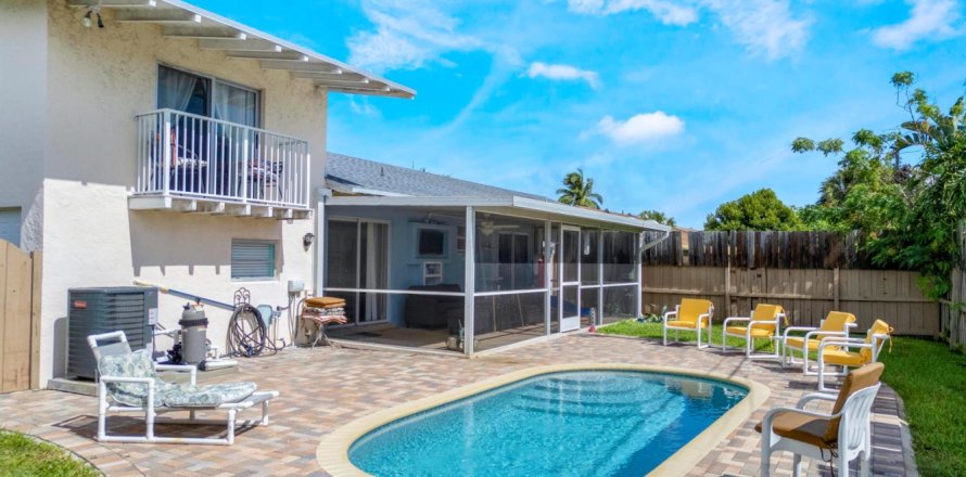 House in West Palm Beach, Florida 3 bedrooms, 157.93 sq.m. № 2169483