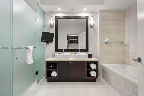 Condominio en venta en Doral, Florida, 1 dormitorio, 65.5 m2 № 2023071 - foto 11