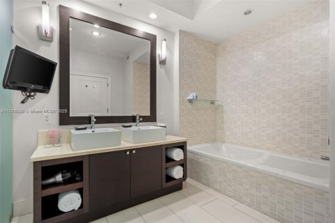 Condominio en venta en Doral, Florida, 1 dormitorio, 65.5 m2 № 2023071 - foto 10