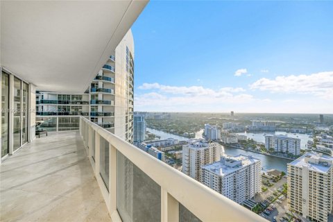 Condo in Hallandale Beach, Florida, 2 bedrooms  № 2052762 - photo 29