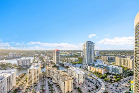 Condo in Hallandale Beach, Florida, 2 bedrooms  № 2052762 - photo 27