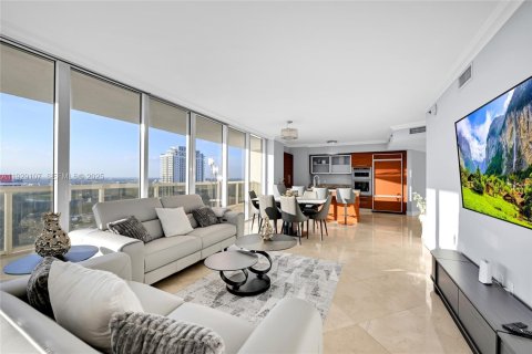 Condo in Hallandale Beach, Florida, 2 bedrooms  № 2052762 - photo 8