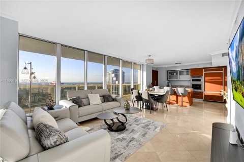 Condo in Hallandale Beach, Florida, 2 bedrooms  № 2052762 - photo 7