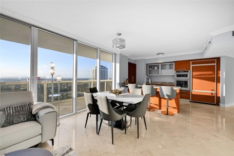 Condo in Hallandale Beach, Florida, 2 bedrooms  № 2052762 - photo 11