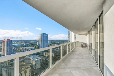 Condo in Hallandale Beach, Florida, 2 bedrooms  № 2052762 - photo 26