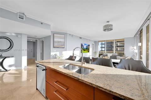 Condo in Hallandale Beach, Florida, 2 bedrooms  № 2052762 - photo 16