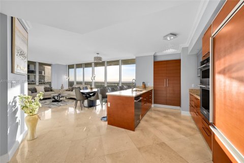 Condo in Hallandale Beach, Florida, 2 bedrooms  № 2052762 - photo 17