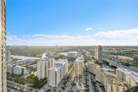 Condo in Hallandale Beach, Florida, 2 bedrooms  № 2052762 - photo 25
