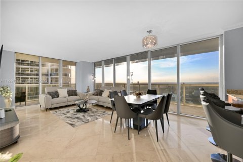 Condo in Hallandale Beach, Florida, 2 bedrooms  № 2052762 - photo 2