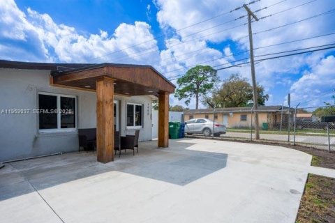 Casa en venta en Miami Gardens, Florida, 3 dormitorios, 147.25 m2 № 2031878 - foto 3