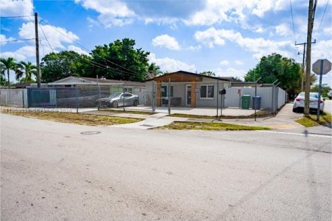 Casa en venta en Miami Gardens, Florida, 3 dormitorios, 147.25 m2 № 2031878 - foto 4