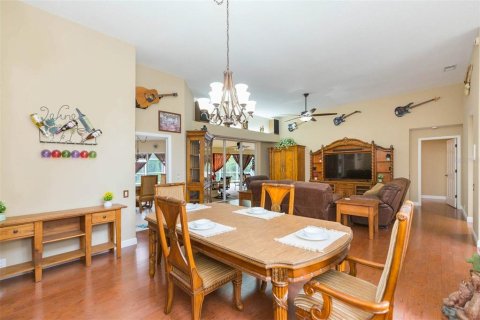 House in Tampa, Florida 4 bedrooms, 290.04 sq.m. № 1829324 - photo 9