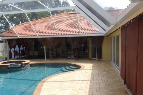 House in Tampa, Florida 4 bedrooms, 290.04 sq.m. № 1829324 - photo 12