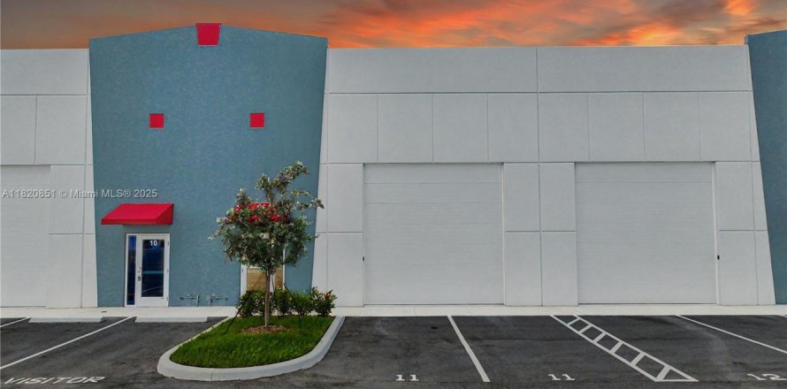 Commercial property in Homestead, Florida № 1797713