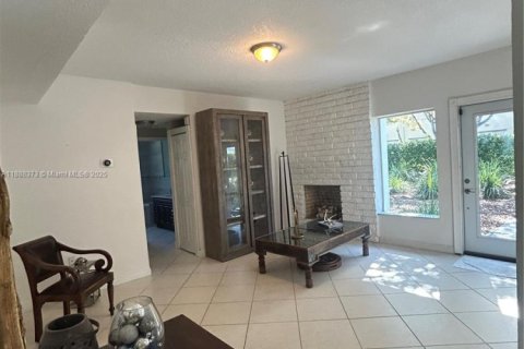 Casa en venta en Miami, Florida, 3 dormitorios, 169.64 m2 № 1940987 - foto 9