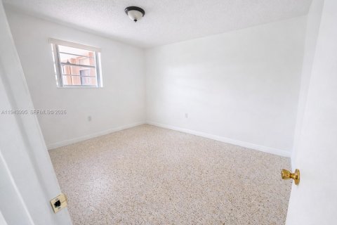 House in Sweetwater, Florida 2 bedrooms, 158.03 sq.m. № 2001016 - photo 5