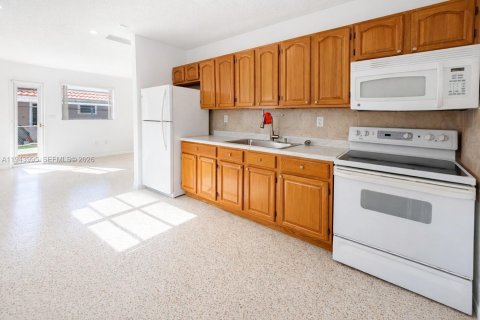 House in Sweetwater, Florida 2 bedrooms, 158.03 sq.m. № 2001016 - photo 3