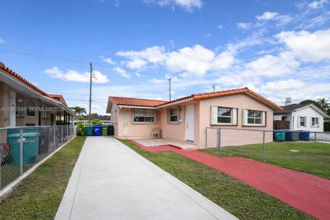 House in Sweetwater, Florida 2 bedrooms, 158.03 sq.m. № 2001016