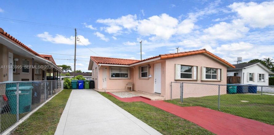 House in Sweetwater, Florida 2 bedrooms, 158.03 sq.m. № 2001016