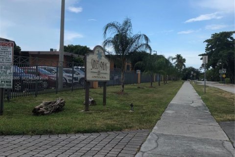 Condominio en alquiler en Miami, Florida, 1 dormitorio, 70.61 m2 № 2046983 - foto 2