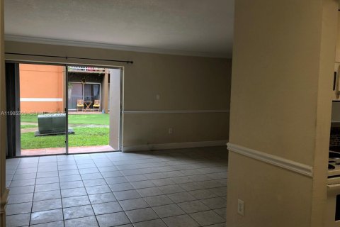 Condominio en alquiler en Miami, Florida, 1 dormitorio, 70.61 m2 № 2046983 - foto 7