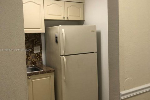 Condominio en alquiler en Miami, Florida, 1 dormitorio, 70.61 m2 № 2046983 - foto 4