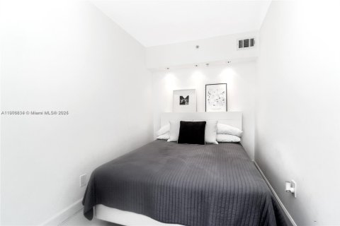 Condo in Miami Beach, Florida, 1 bedroom № 1963282 - photo 9