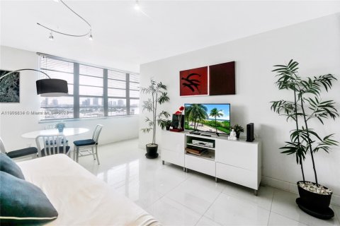 Condo in Miami Beach, Florida, 1 bedroom № 1963282 - photo 1