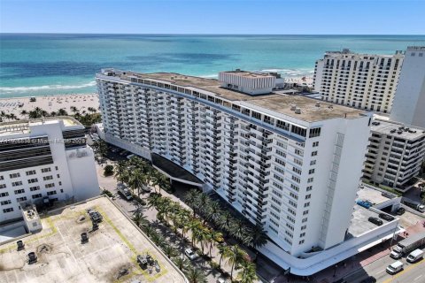 Condo in Miami Beach, Florida, 1 bedroom № 1963282 - photo 12