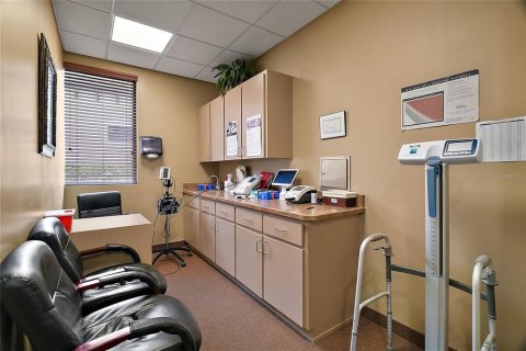 Propiedad comercial en alquiler en Tavares, Florida, 932 m2 № 1787470 - foto 11