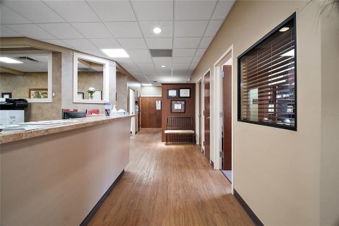 Propiedad comercial en alquiler en Tavares, Florida, 932 m2 № 1787470 - foto 8