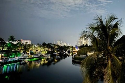 Condo in Hallandale Beach, Florida, 2 bedrooms  № 1871520 - photo 24