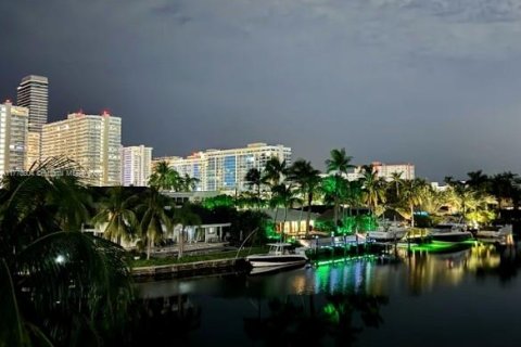 Condo in Hallandale Beach, Florida, 2 bedrooms  № 1871520 - photo 27