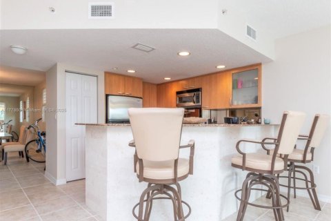 Condo in Hallandale Beach, Florida, 2 bedrooms  № 1871520 - photo 6
