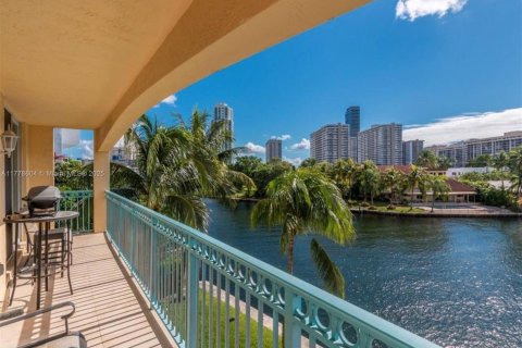 Condo in Hallandale Beach, Florida, 2 bedrooms  № 1871520 - photo 1