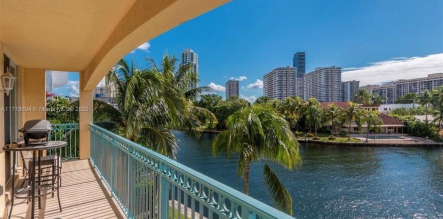 Condo in Hallandale Beach, Florida, 2 bedrooms № 1871520