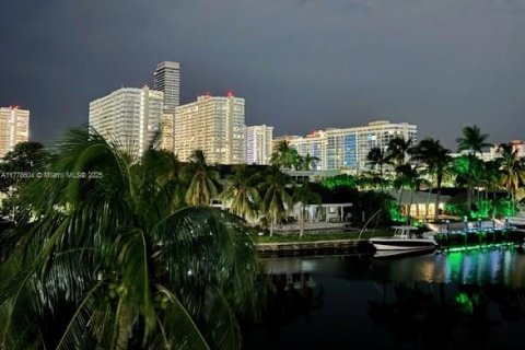Condo in Hallandale Beach, Florida, 2 bedrooms  № 1871520 - photo 25