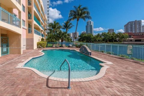 Condo in Hallandale Beach, Florida, 2 bedrooms  № 1871520 - photo 21