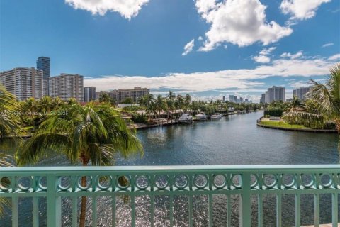 Condo in Hallandale Beach, Florida, 2 bedrooms  № 1871520 - photo 2