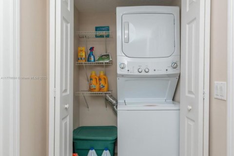 Condo in Hallandale Beach, Florida, 2 bedrooms  № 1871520 - photo 18