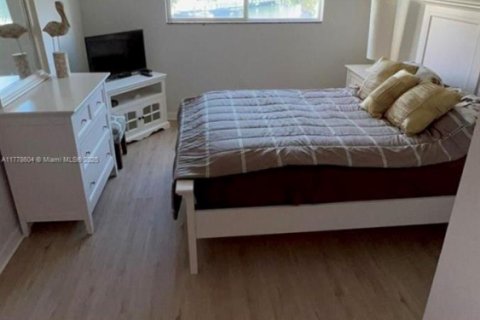 Condo in Hallandale Beach, Florida, 2 bedrooms  № 1871520 - photo 16