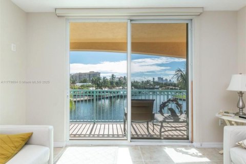 Condo in Hallandale Beach, Florida, 2 bedrooms  № 1871520 - photo 4