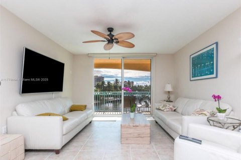 Condo in Hallandale Beach, Florida, 2 bedrooms  № 1871520 - photo 3