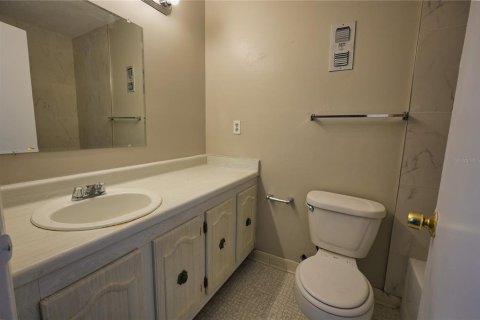 Condo in Altamonte Springs, Florida, 2 bedrooms  № 2215178 - photo 16