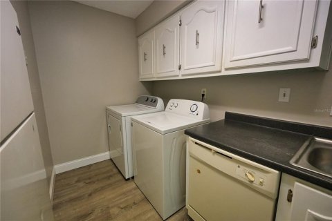 Condo in Altamonte Springs, Florida, 2 bedrooms  № 2215178 - photo 9
