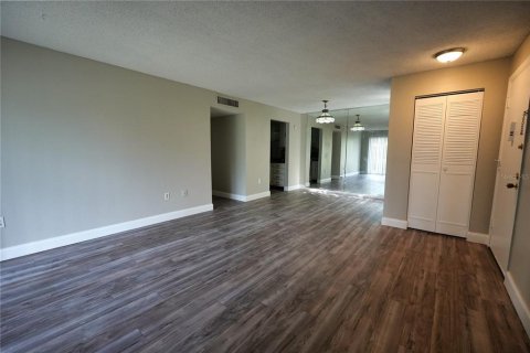 Condo in Altamonte Springs, Florida, 2 bedrooms  № 2215178 - photo 5
