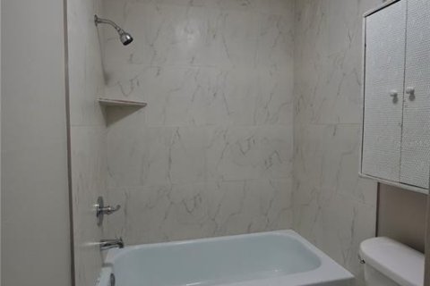 Condo in Altamonte Springs, Florida, 2 bedrooms  № 2215178 - photo 13