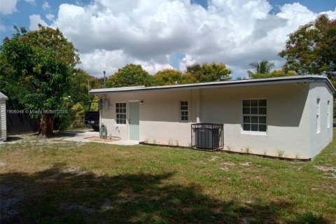 Casa en venta en Miami Gardens, Florida, 3 dormitorios, 80.27 m2 № 2012434 - foto 2