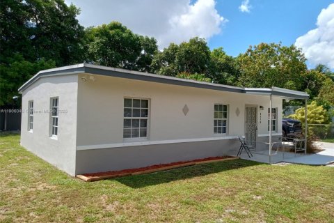 Casa en venta en Miami Gardens, Florida, 3 dormitorios, 80.27 m2 № 2012434 - foto 1