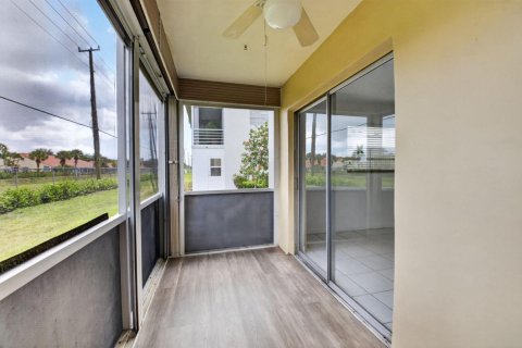 Condo in Delray Beach, Florida, 2 bedrooms  № 2154192 - photo 14